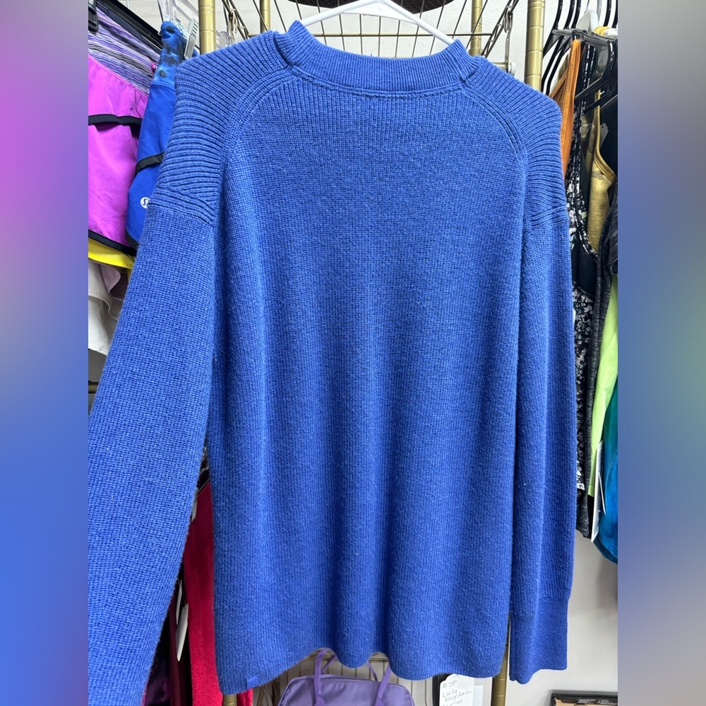 Lululemon sweater size 6 - Picture 2 of 3